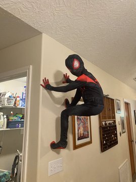 pai-cria-filho-como-homem-aranha