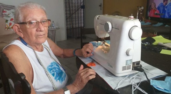 Idoso de 89 anos cria máscaras para ação social para ajudar comunidades carentes