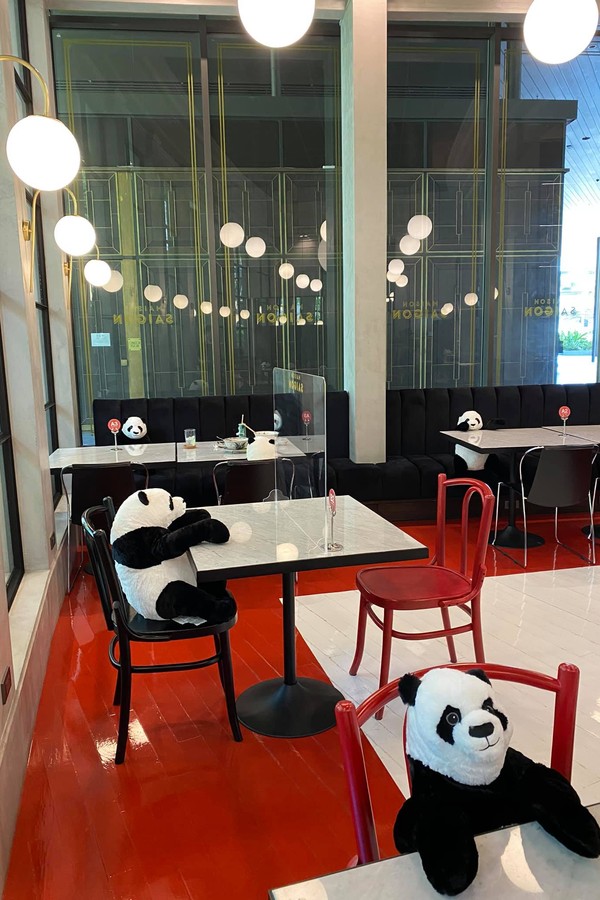 restaurante-usa-panda-para-manter-distanciamento