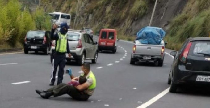 policia-acalca-criança-em-acidente