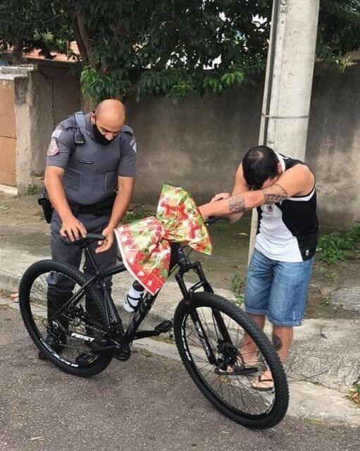 Policiais se reúnem e fazem surpresa de Natal IMPACTANTE para rapaz que trabalha como entregador