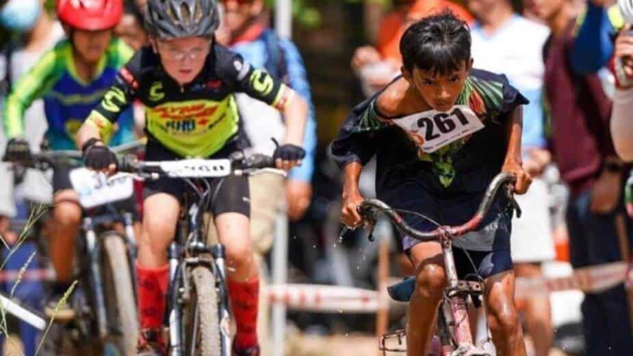 Competição de mountain bike mostra foto de campeão e determinação SUPERA sua humildade do vencedor!