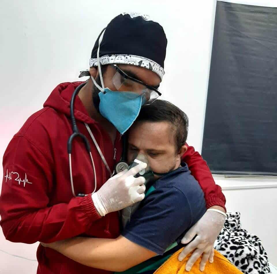 Foto de enfermeiro consolando paciente com Down em abraço emociona o mundo!