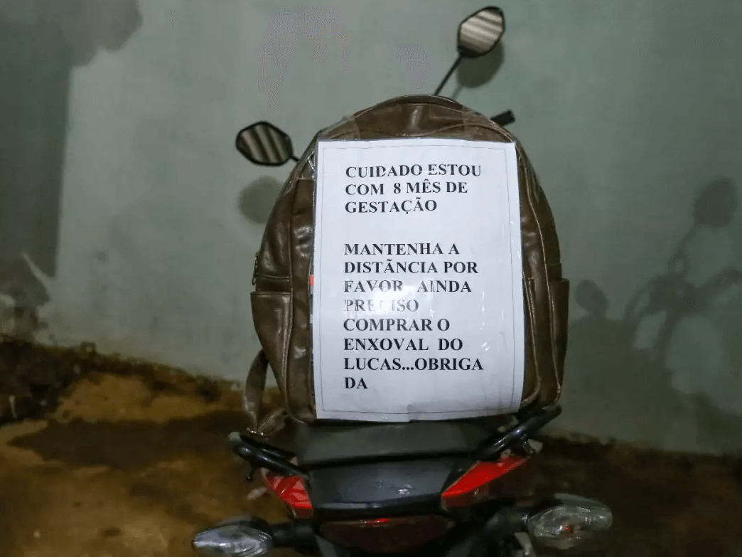 Mamãe é flagrada com bilhete gentil enquanto está de moto e amor aquece internautas