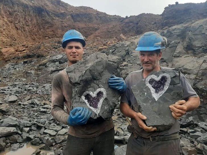 Mineradores encontram quartzo em rocha e formato encanta com tanta beleza!