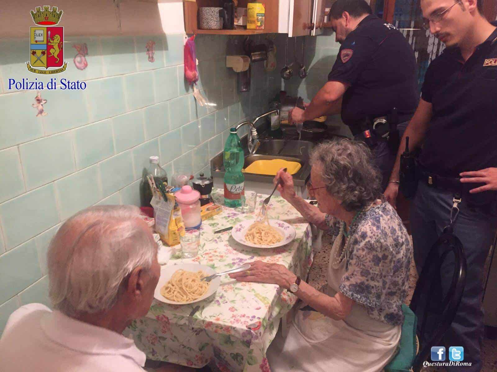 Policiais encontram casal de idosos chorando e motivo comovente os fazem jantar juntos!