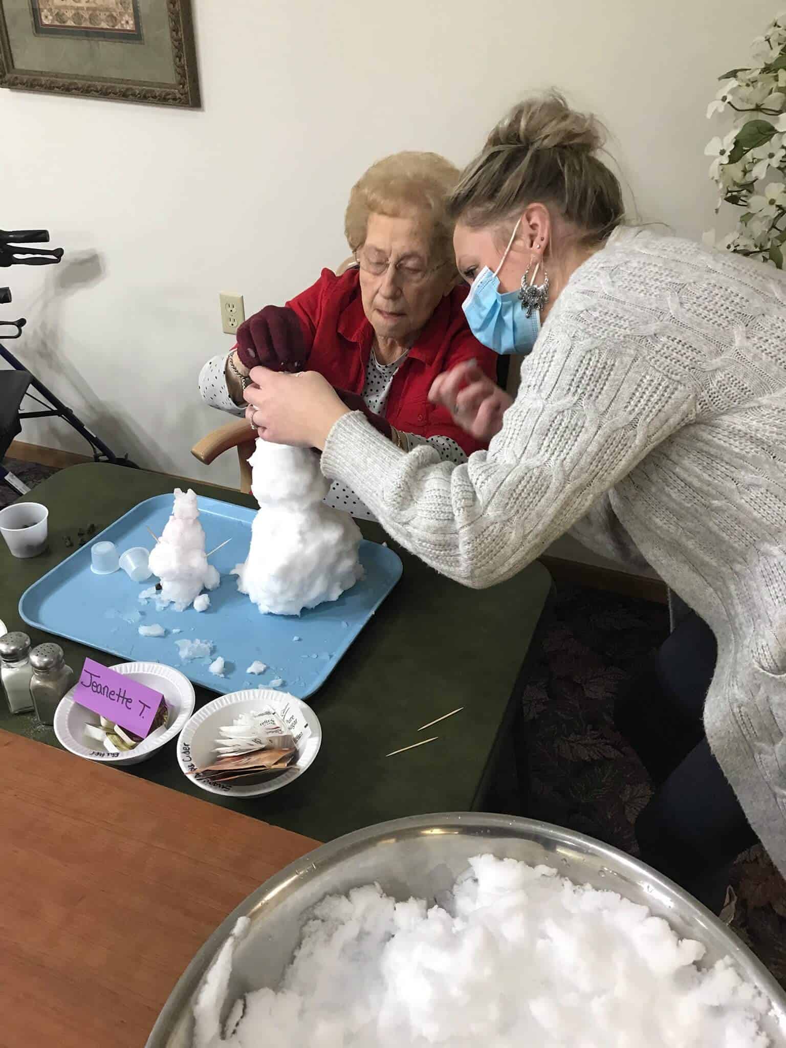 E quem disse que os velhinhos não tirar proveito desta nevasca que está a cair? Em um momento frio e ao mesmo tempo caloroso, que ideia sensacional tiveram! Eles escolheram um pouco de neve, colocaram os seus residentes cada um com uma bandeja sobre a mesa eles distribuirão um pouco para cada. Animados, os velhinhos começaram a montar suas esculturas e logo começou a aparecer os formatos dos bonecos de neve que estavam a criar.