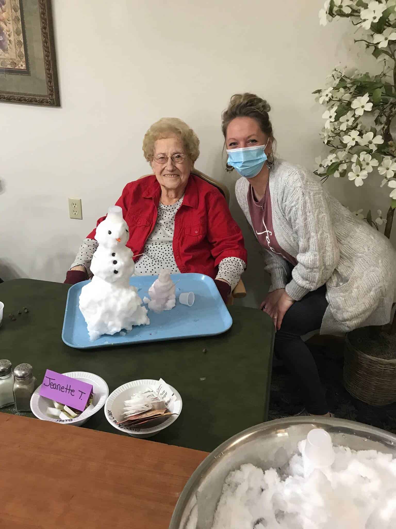 E quem disse que os velhinhos não tirar proveito desta nevasca que está a cair? Em um momento frio e ao mesmo tempo caloroso, que ideia sensacional tiveram! Eles escolheram um pouco de neve, colocaram os seus residentes cada um com uma bandeja sobre a mesa eles distribuirão um pouco para cada. Animados, os velhinhos começaram a montar suas esculturas e logo começou a aparecer os formatos dos bonecos de neve que estavam a criar.