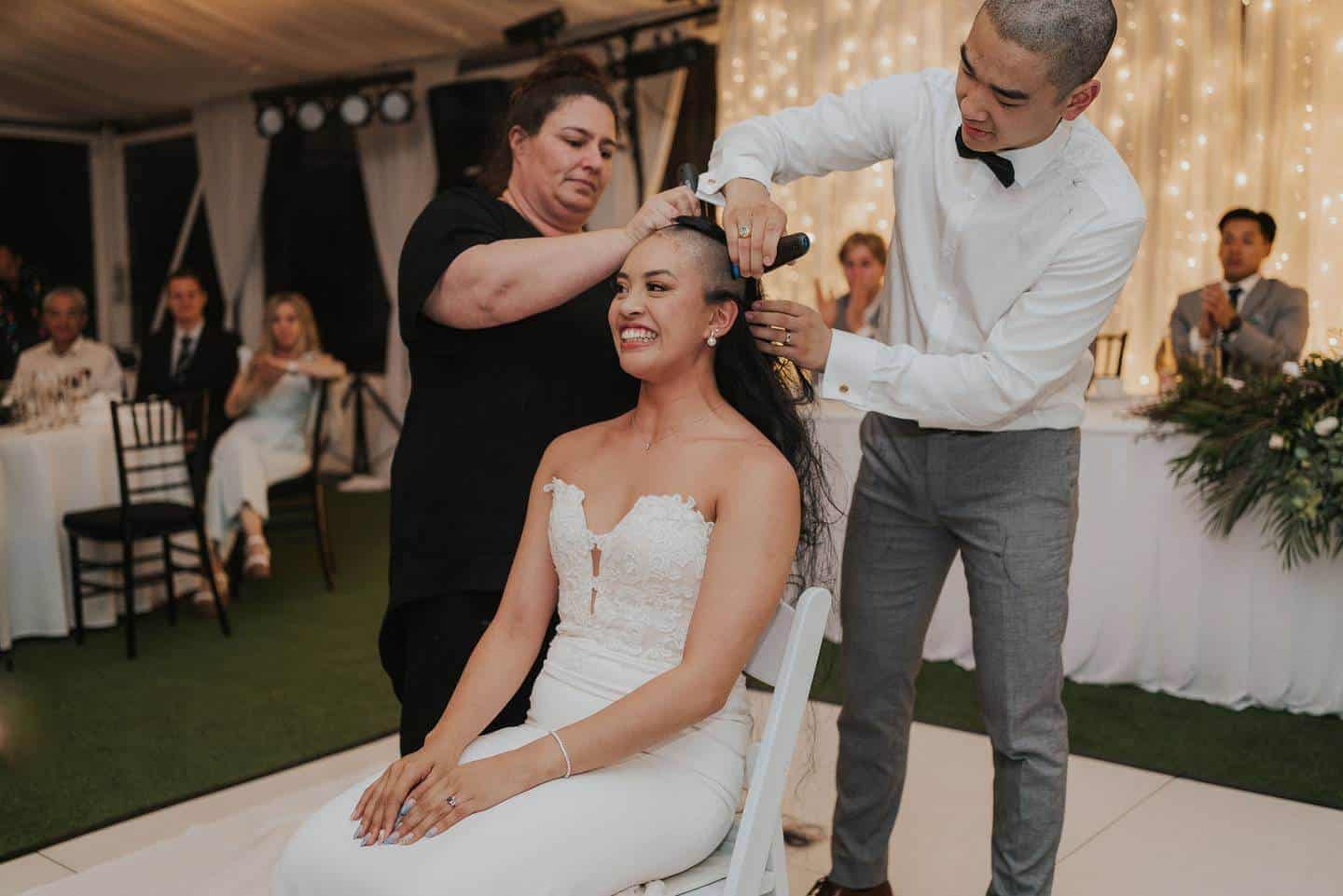 EMOCIONANTE: Casal homenageia mãe do noivo e raspa cabeça na festa de casamento