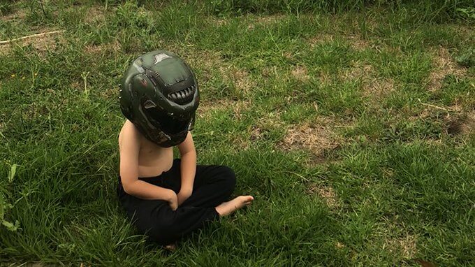 Ao ouvir do filho 'vou fazer namaste no quintal e volto logo', mãe o encontra da melhor forma