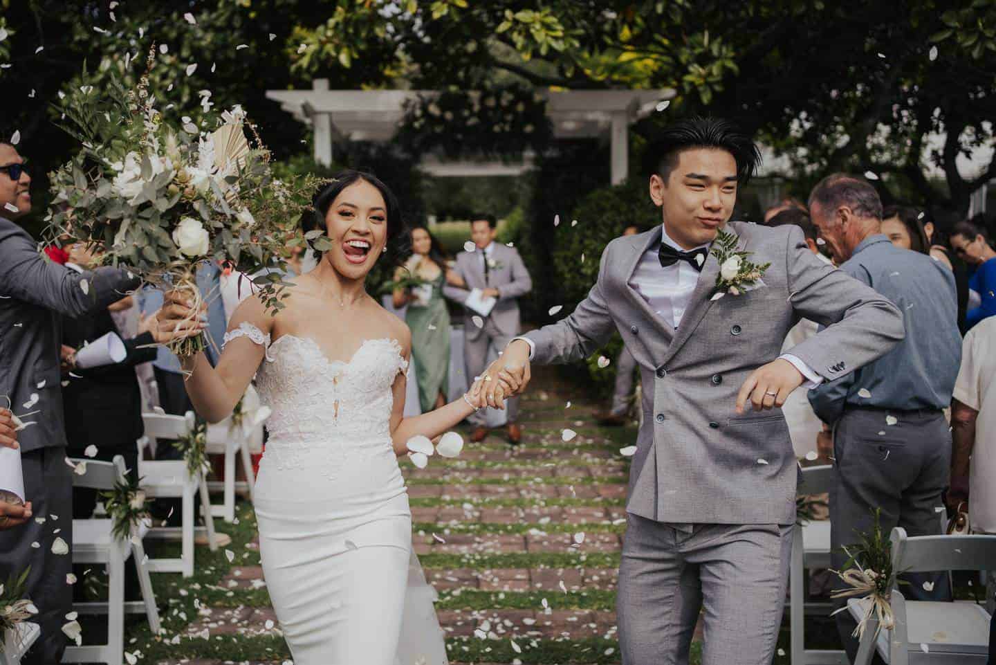 EMOCIONANTE: Casal homenageia mãe do noivo e raspa cabeça na festa de casamento