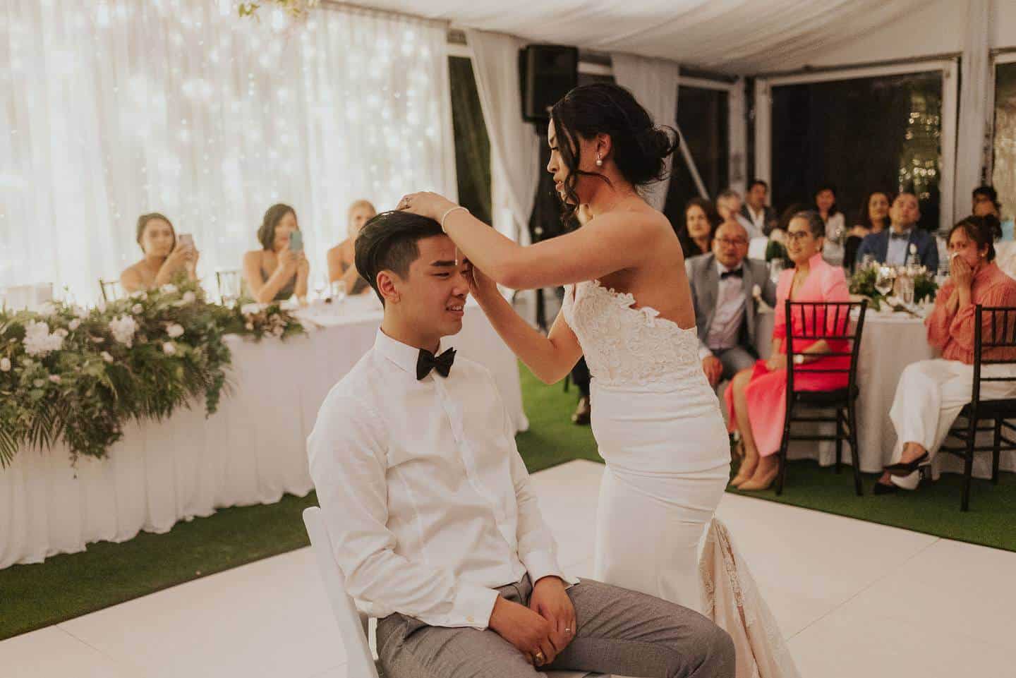 EMOCIONANTE: Casal homenageia mãe do noivo e raspa cabeça na festa de casamento