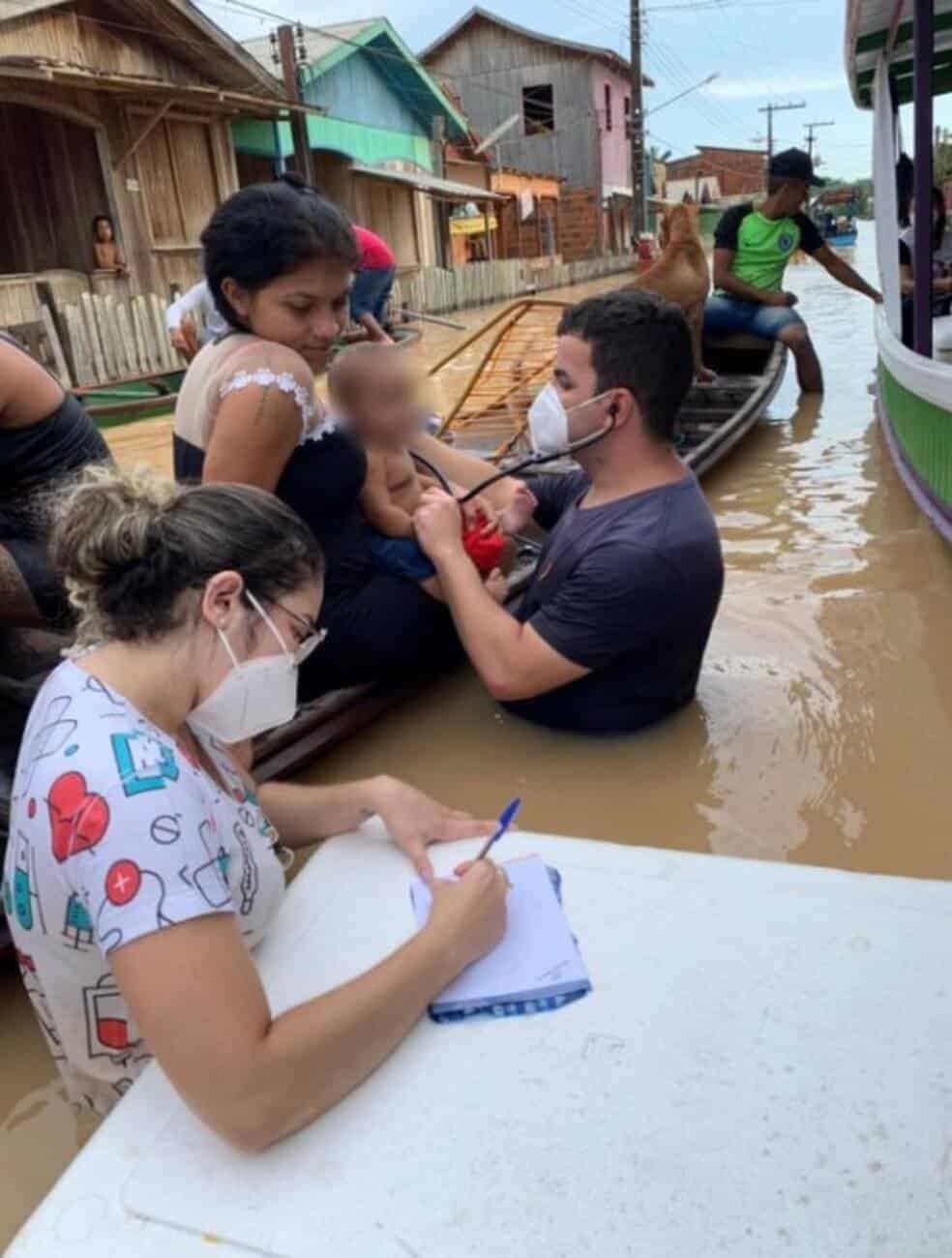 FOTO: Médico e enfermeira se tornam viral por prestarem atendimento dentro da enchente