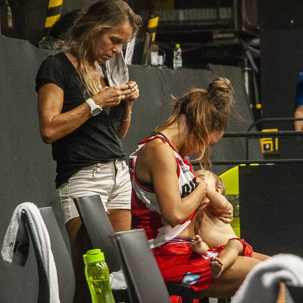 Jogadora de basquete se torna viral ao aparecer em fotografias amamentando durante intervalo