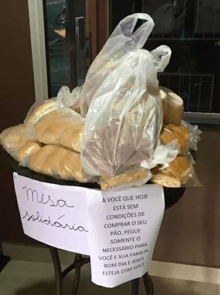 Padaria cria 'mesa solidária' e mobiliza comunidade para distribuir de pães de graça