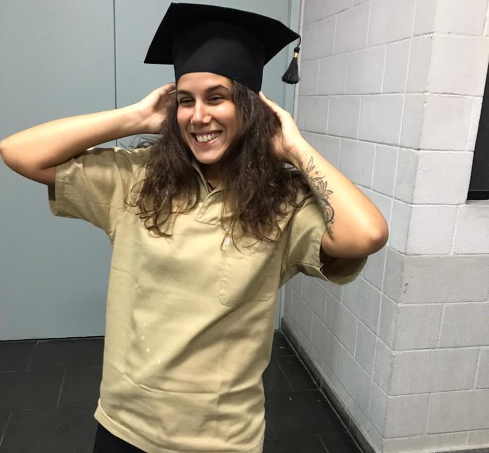 Para homenagear sua mãe, filha se forma usando seu uniforme de faxineira