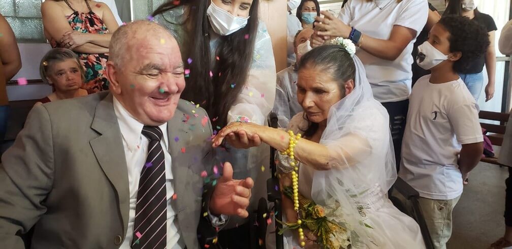 Asilo faz festa de casamento para casais que se conheceram e se apaixonaram no local