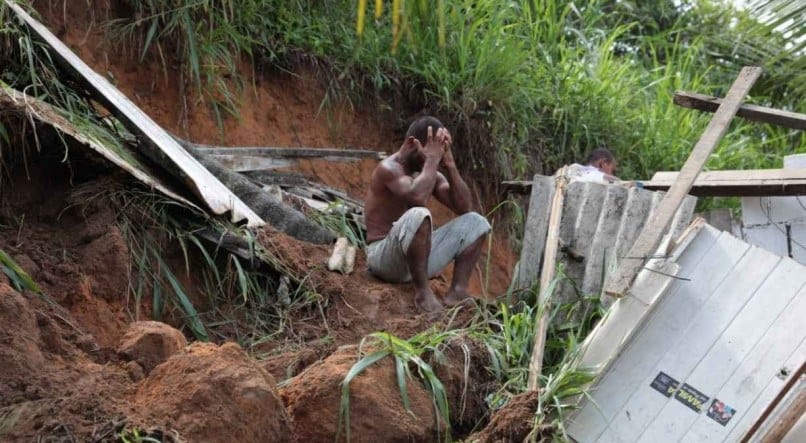 Após deslizamento de barreira, pedreiro salva filha 'cavando com as unhas'