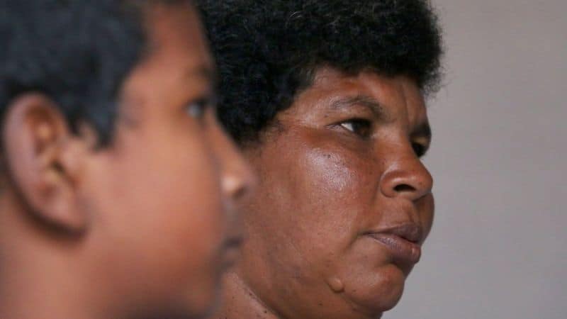 Mãe que trabalha como catadora de lixo aprende a ler e escrever com filho de 11 anos