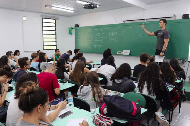 Professor que virou meme gabarita prova de matemática e enche alunos de orgulho