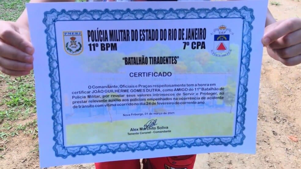 Garoto de 8 anos é condecorado pela PM por ajudar a salvar uma vítima de acidente