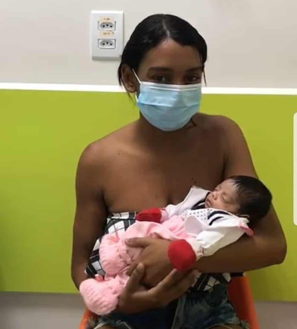 Bebê que nasceu prematura é salva por PM no dia em que fez 1 mês