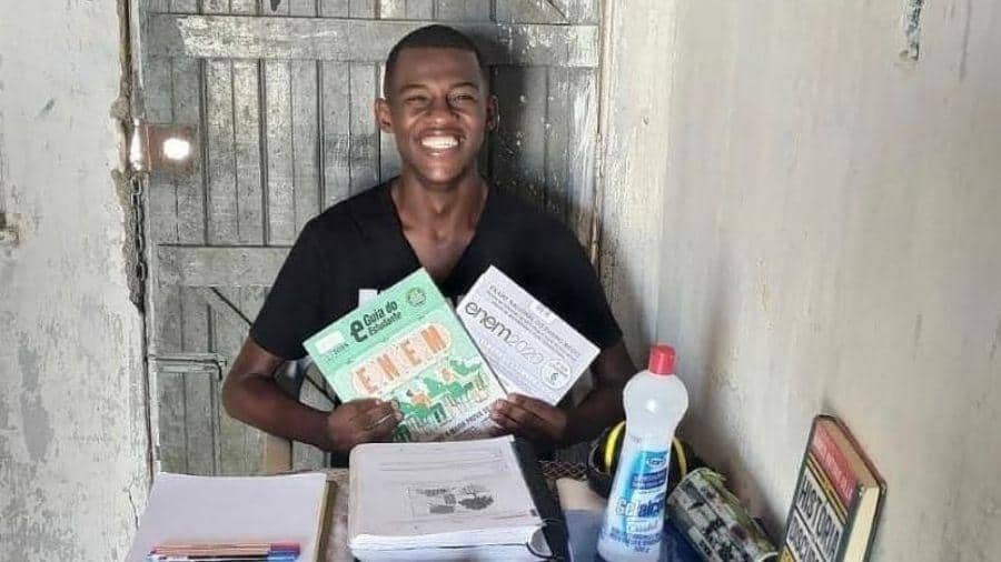 Sem energia na casa que estudava, jovem é aprovado em medicina