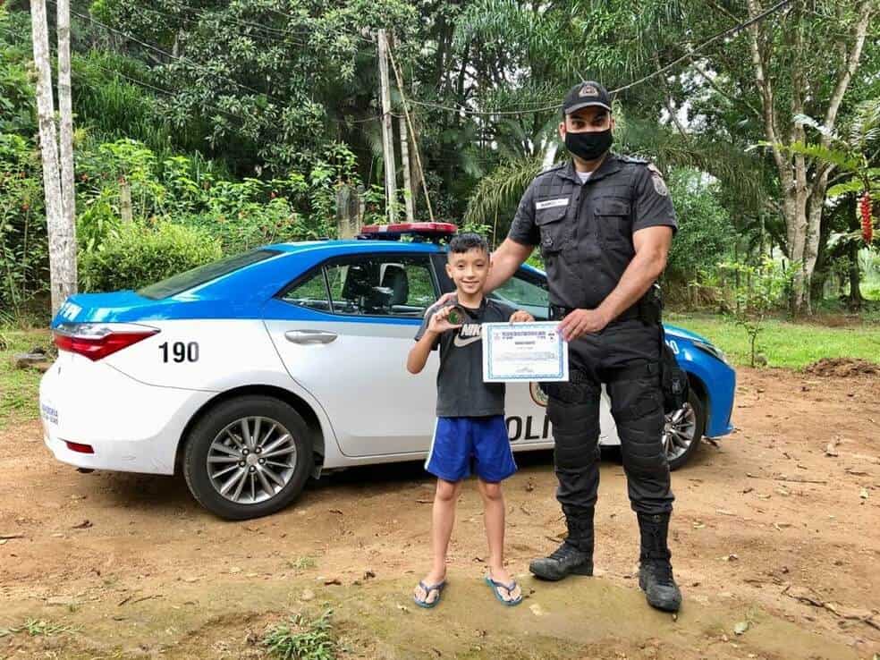 Garoto de 8 anos é condecorado pela PM por ajudar a salvar uma vítima de acidente