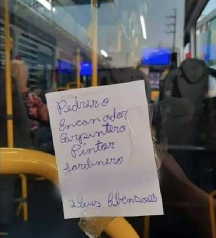 Pedreiro cola pedido de emprego em ônibus, se torna viral e propostas não param!