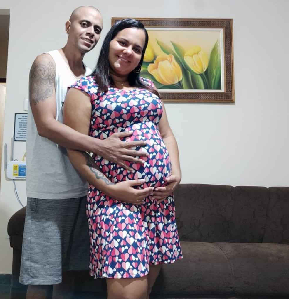 Bebê faz um 'V de vitória' em ultrassom e pai com câncer afirma: 'sinal de Deus'