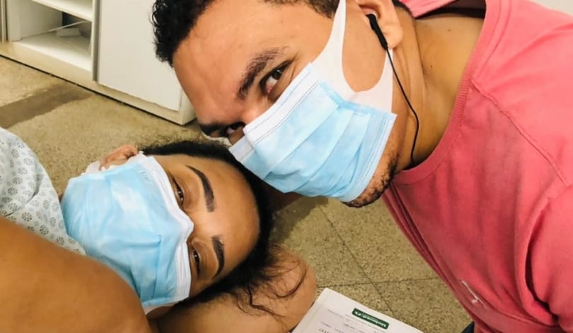 Marido ajuda no nascimento do filho e faz parto da esposa em casa