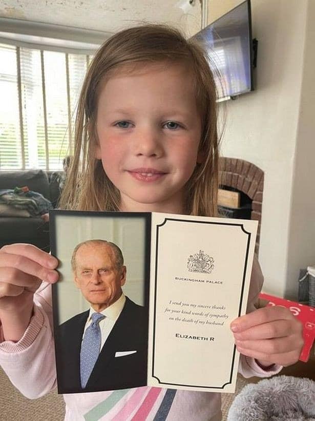 Rainha Elizabeth responde carta de que recebeu de menina após a morte do príncipe Philip