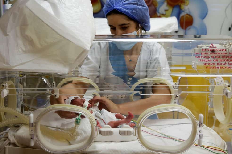 Mãe que achava ter 7 bebês dá à luz e se surpreende com mais 2!