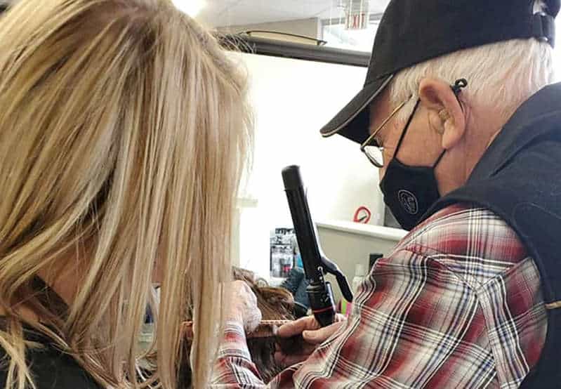 Vovô de 79 anos faz curso só para aprender a pentear e maquiar esposa doente