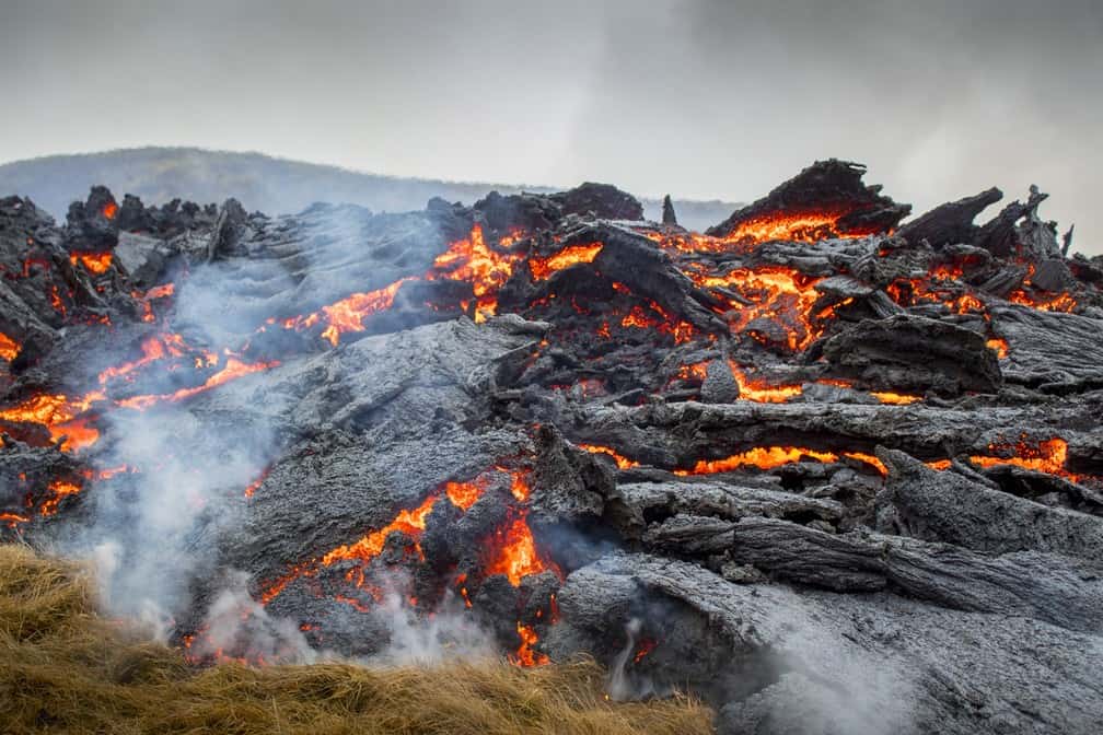 Drone captura momento exato em que vulcão entra em erupçãoq