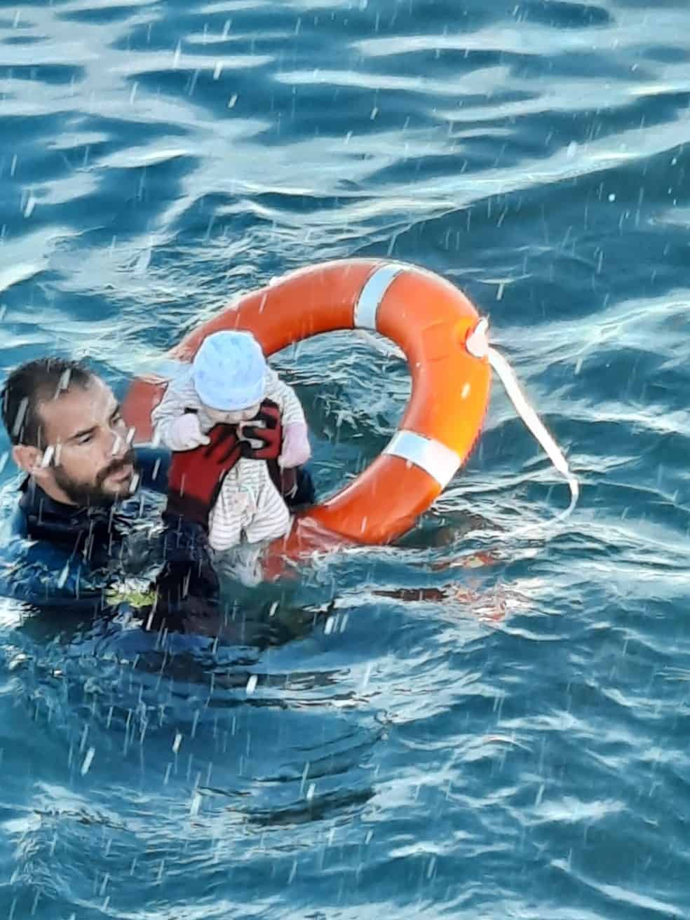 Guarda-civil espanhol resgata bebê no meio do mar em Ceuta