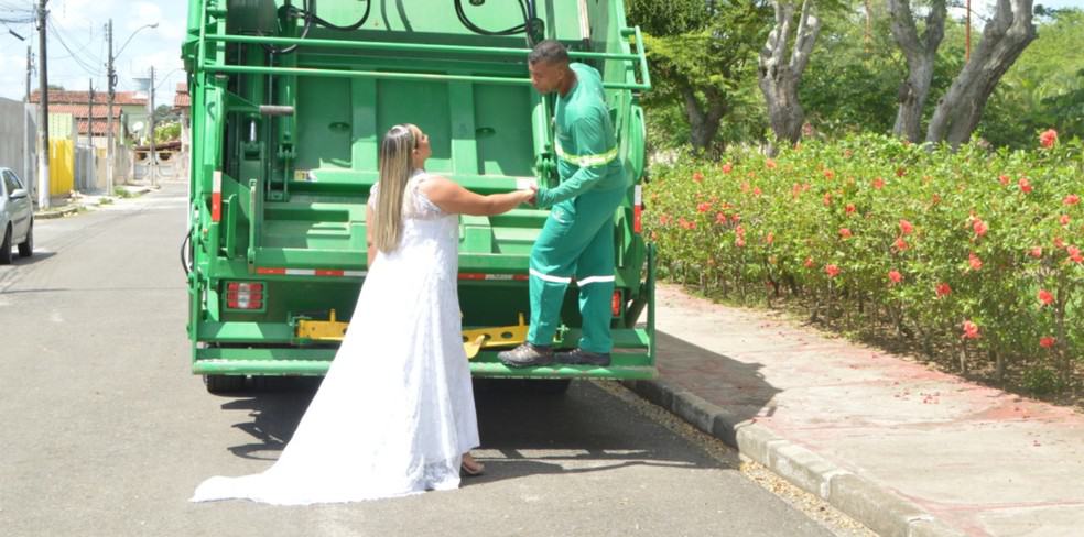 Casal faz ensaio diferente para homenagear noivo motorista de coleta de lixo