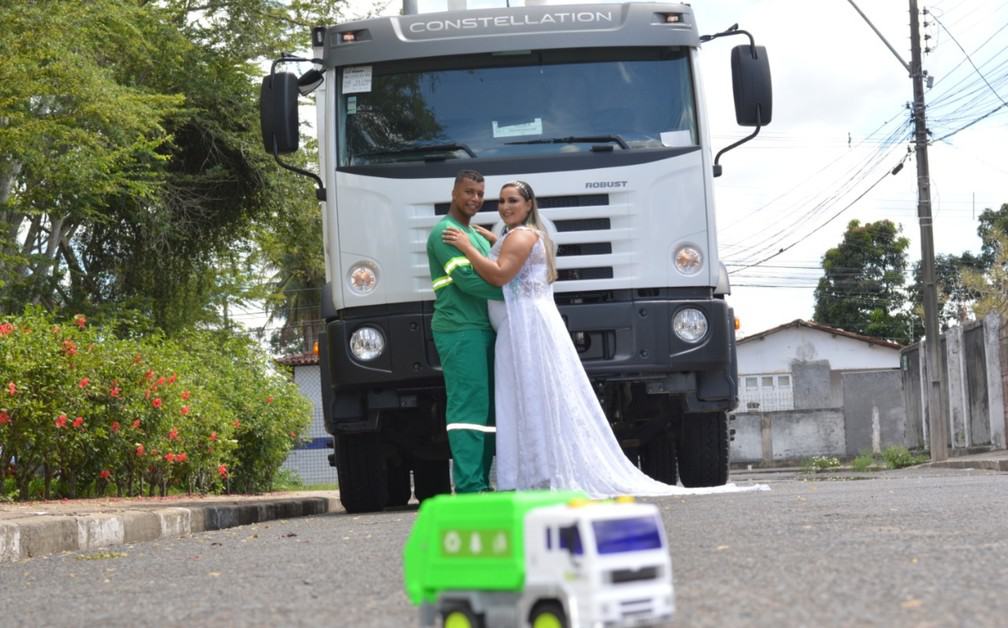 Casal faz ensaio diferente para homenagear noivo motorista de coleta de lixo