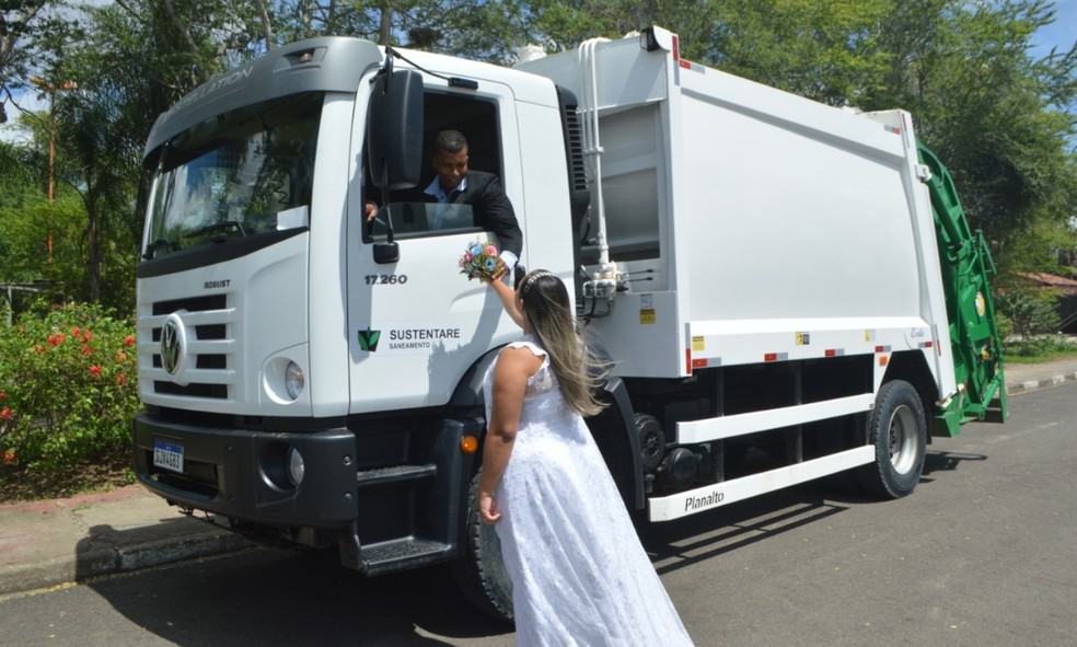 Casal faz ensaio diferente para homenagear noivo motorista de coleta de lixo