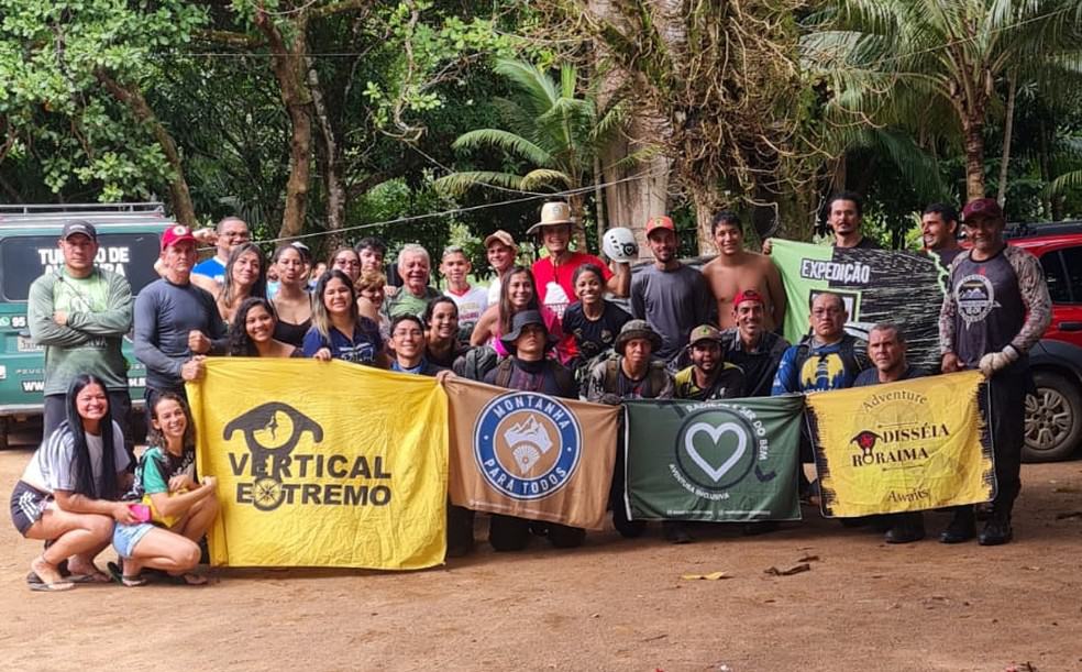 Voluntários ajudam cadeirante a realizar sonho de subir serra