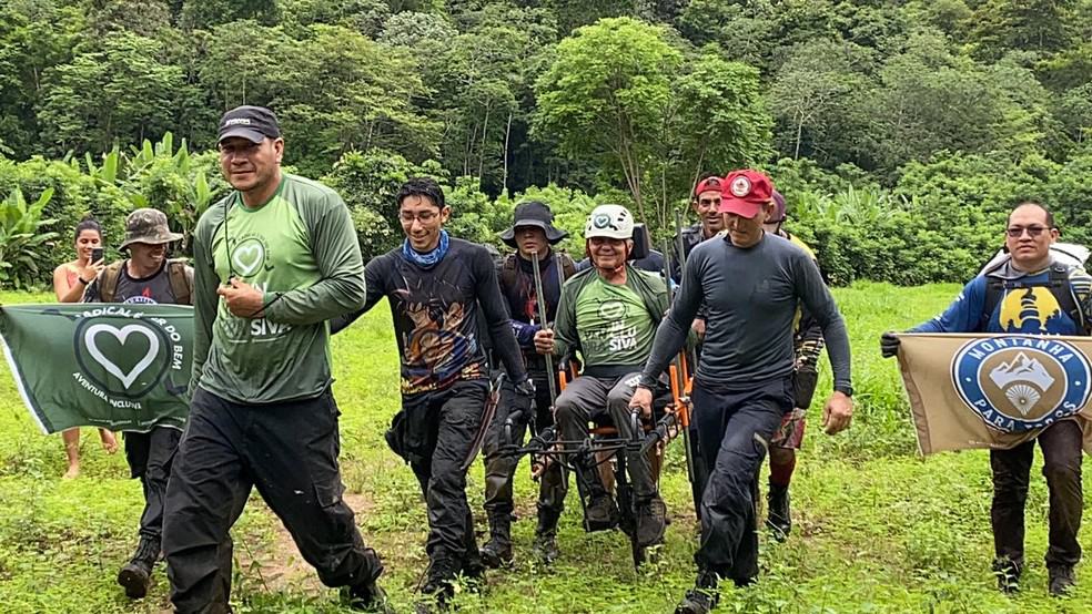 Voluntários ajudam cadeirante a realizar sonho de subir serra