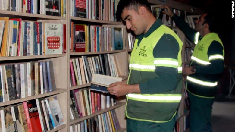 Garis recolhem livros do lixo e montam biblioteca comunitária