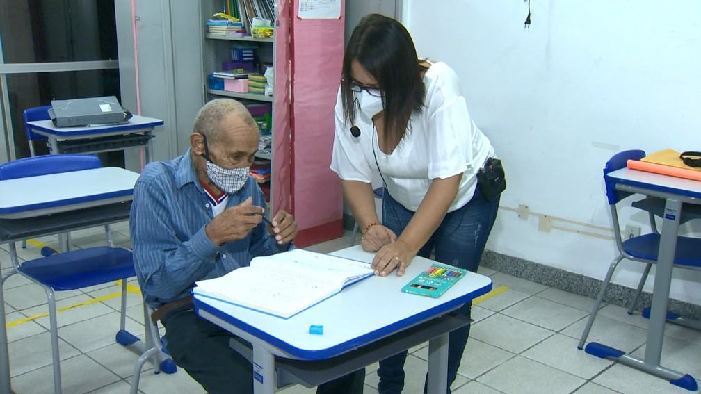 Com 102 anos, idoso inspira estudantes ao voltar à sala de aula