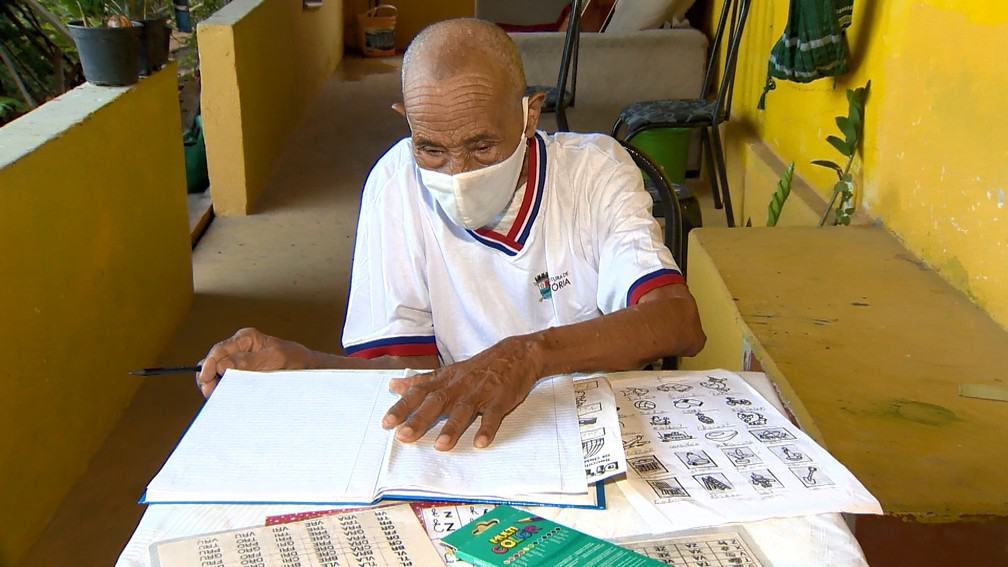 Com 102 anos, idoso inspira estudantes ao voltar à sala de aula