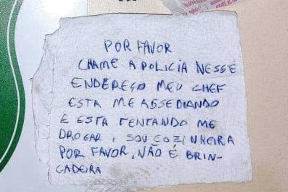 Casal ajuda cozinheira após receber pedido de socorro em guardanapo