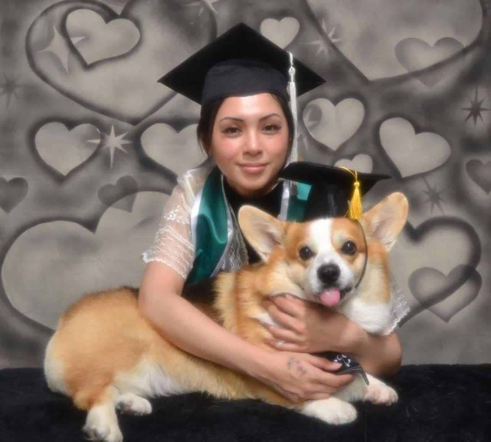 Jovem faz lindas fotos de formatura com cachorro que lhe ajudou a estudar