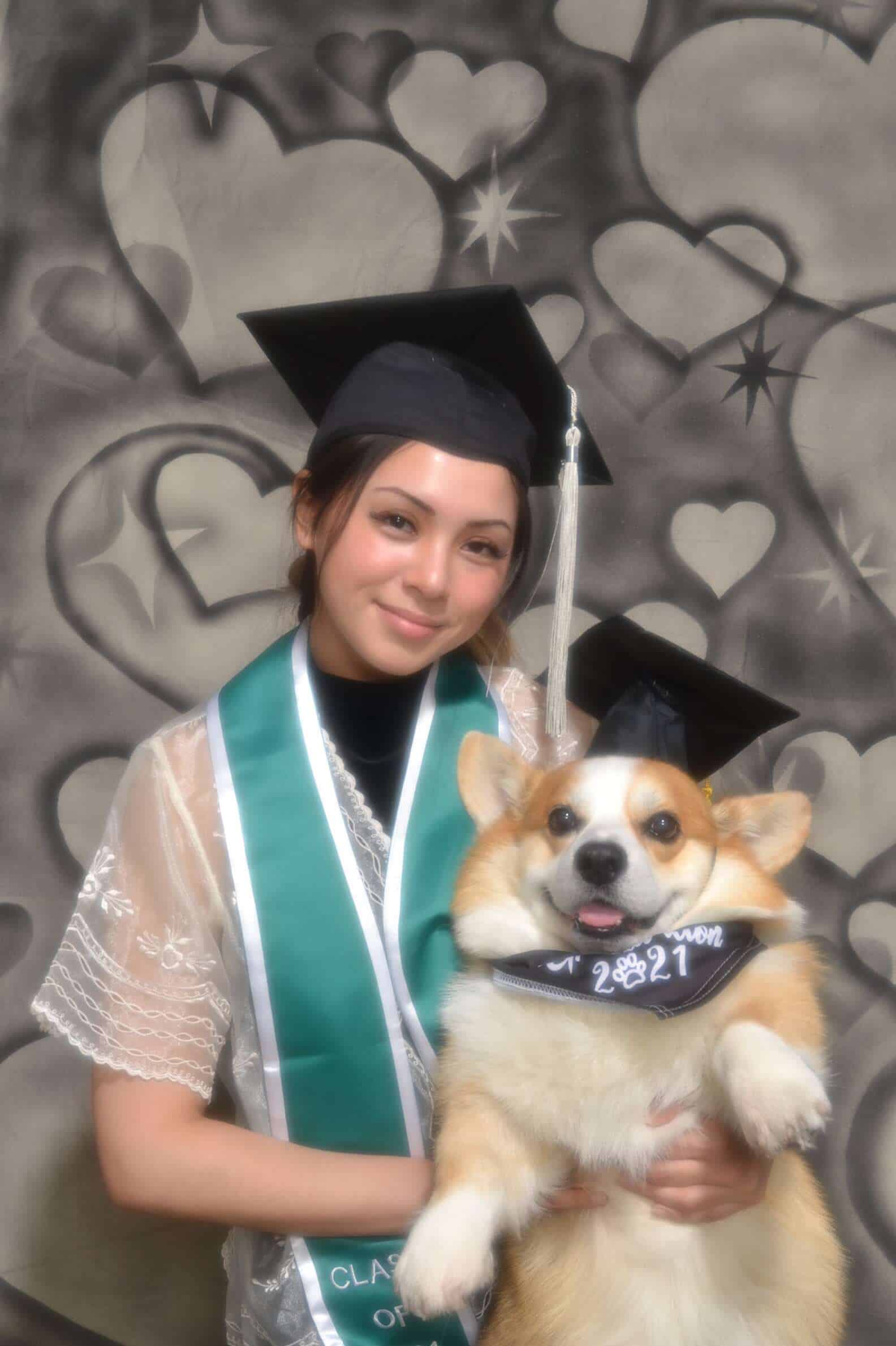 Jovem faz lindas fotos de formatura com cachorro que lhe ajudou a estudar