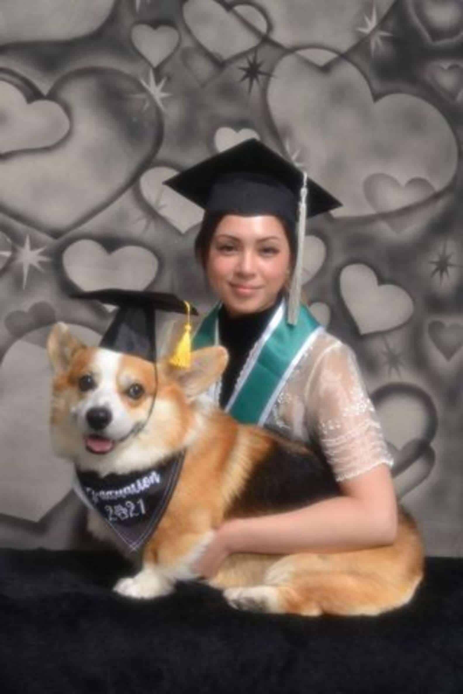 Jovem faz lindas fotos de formatura com cachorro que lhe ajudou a estudar