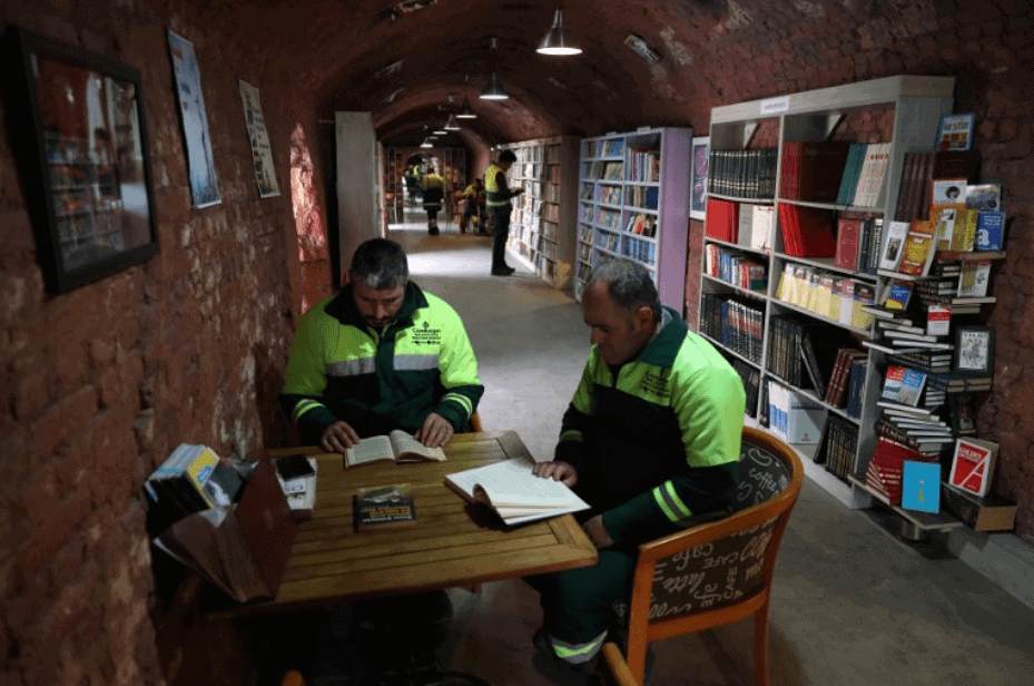 Garis recolhem livros do lixo e montam biblioteca comunitária