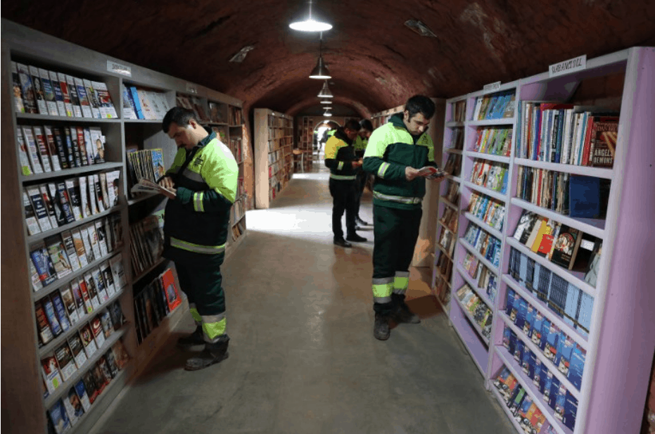 Garis recolhem livros do lixo e montam biblioteca comunitária